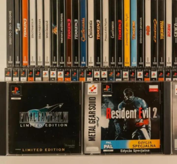 Półka kolekcjonera z wyróżnionymi klasycznymi grami PlayStation w edycjach kolekcjonerskich