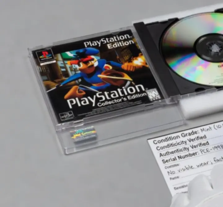 Zbliżenie na pudełko kolekcjonerskie gry PlayStation z oceną stanu i widoczną płytą