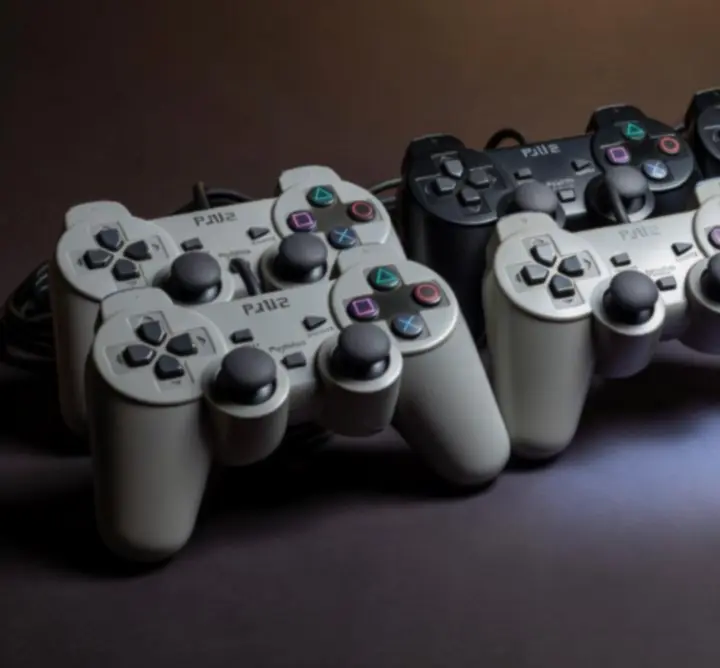 Klasyczne kontrolery i pady do PlayStation 1 i 2