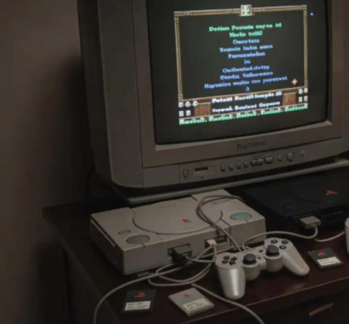 Retro gamingowy setup z konsolami PlayStation, CRT i akcesoriami