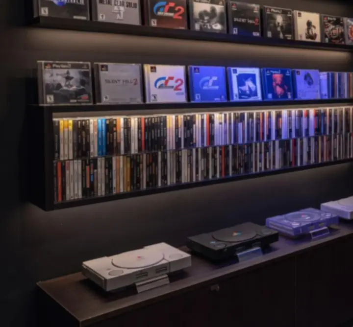 Wnętrze sklepu retro z klasycznymi konsolami i grami PlayStation