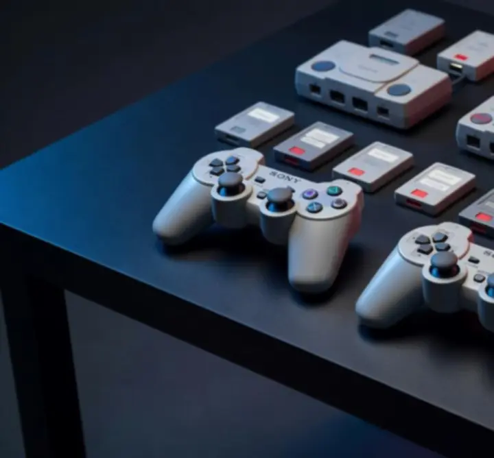Zestaw oryginalnych akcesoriów PlayStation, w tym pady DualShock, memory cards i przewody